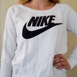 Women’s Nike Crewneck • M • $17